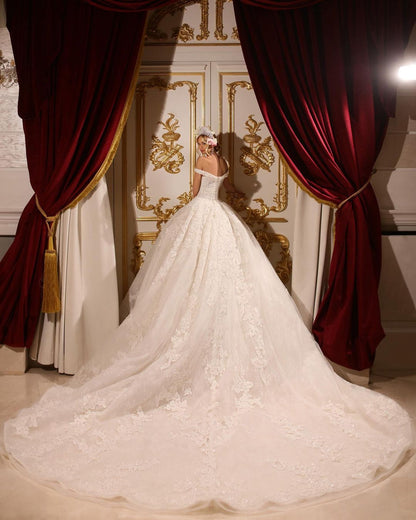 Luxuriöses A-Linien-Brautkleid mit langen, schulterfreien Applikationen und Perlenbesatz und Schleppe