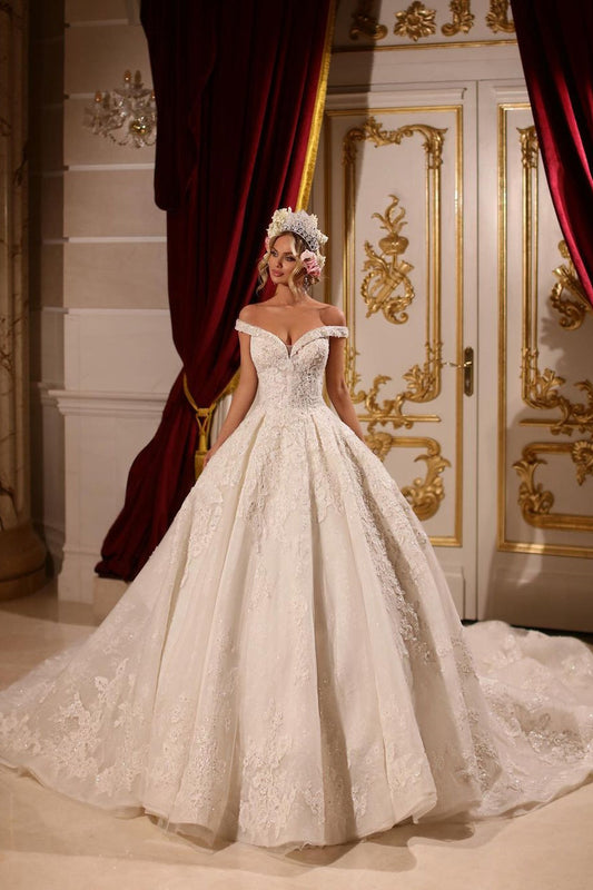 Luxuriöses A-Linien-Brautkleid mit langen, schulterfreien Applikationen und Perlenbesatz und Schleppe