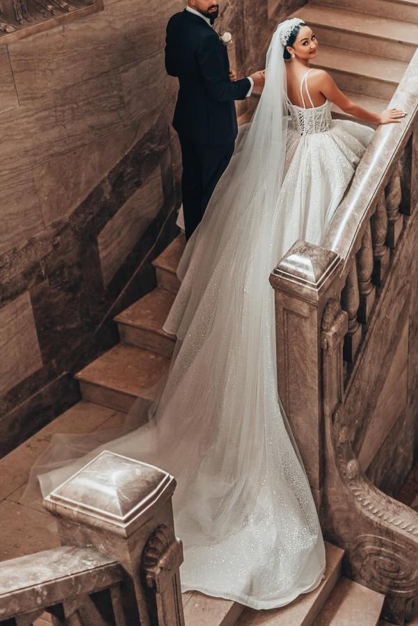 Lujosos vestidos de novia largos de corte A con encaje y tirantes finos y purpurina