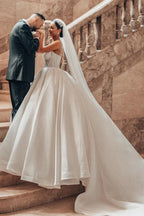 Lujosos vestidos de novia largos de corte A con encaje y tirantes finos y purpurina