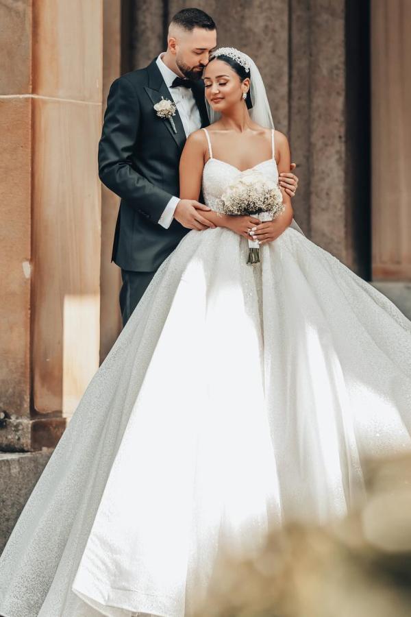 Lujosos vestidos de novia largos de corte A con encaje y tirantes finos y purpurina