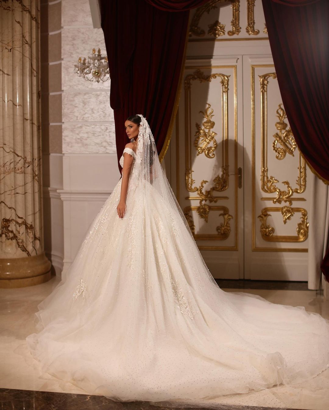 Luxuriöses langes schulterfreies Brautkleid in A-Linie mit Spitze und Perlenbesatz