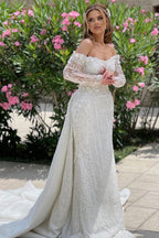 Luxuriöses langes elfenbeinfarbenes schulterfreies Brautkleid mit Spitzenbesatz und langen Ärmeln und Schleppe