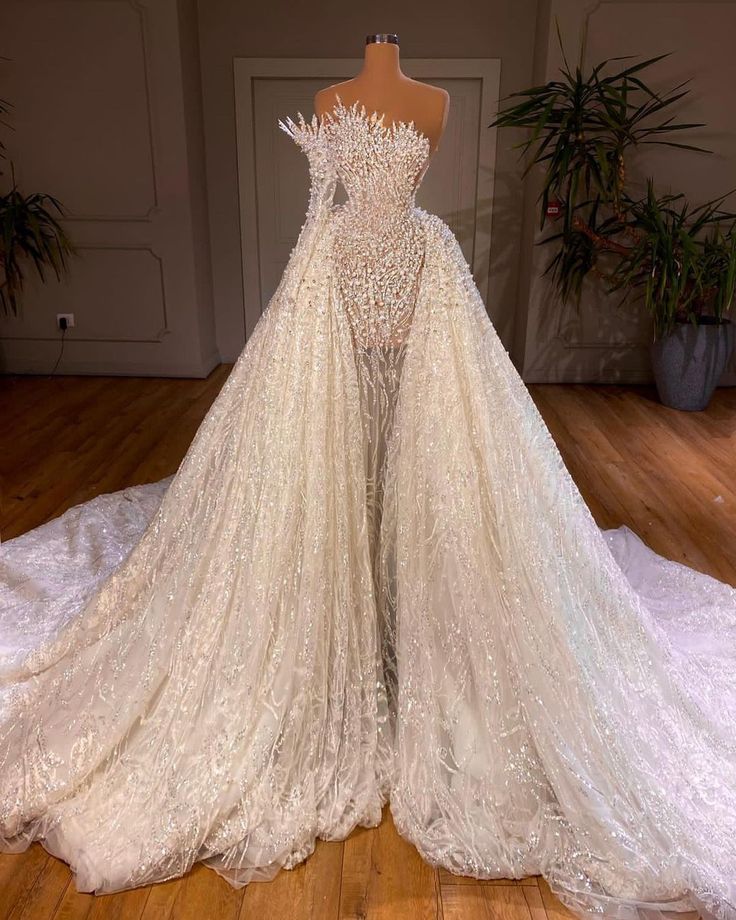 Luxuriöses langes weißes A-Linien-Brautkleid mit Perlenbesatz und einer Schulter