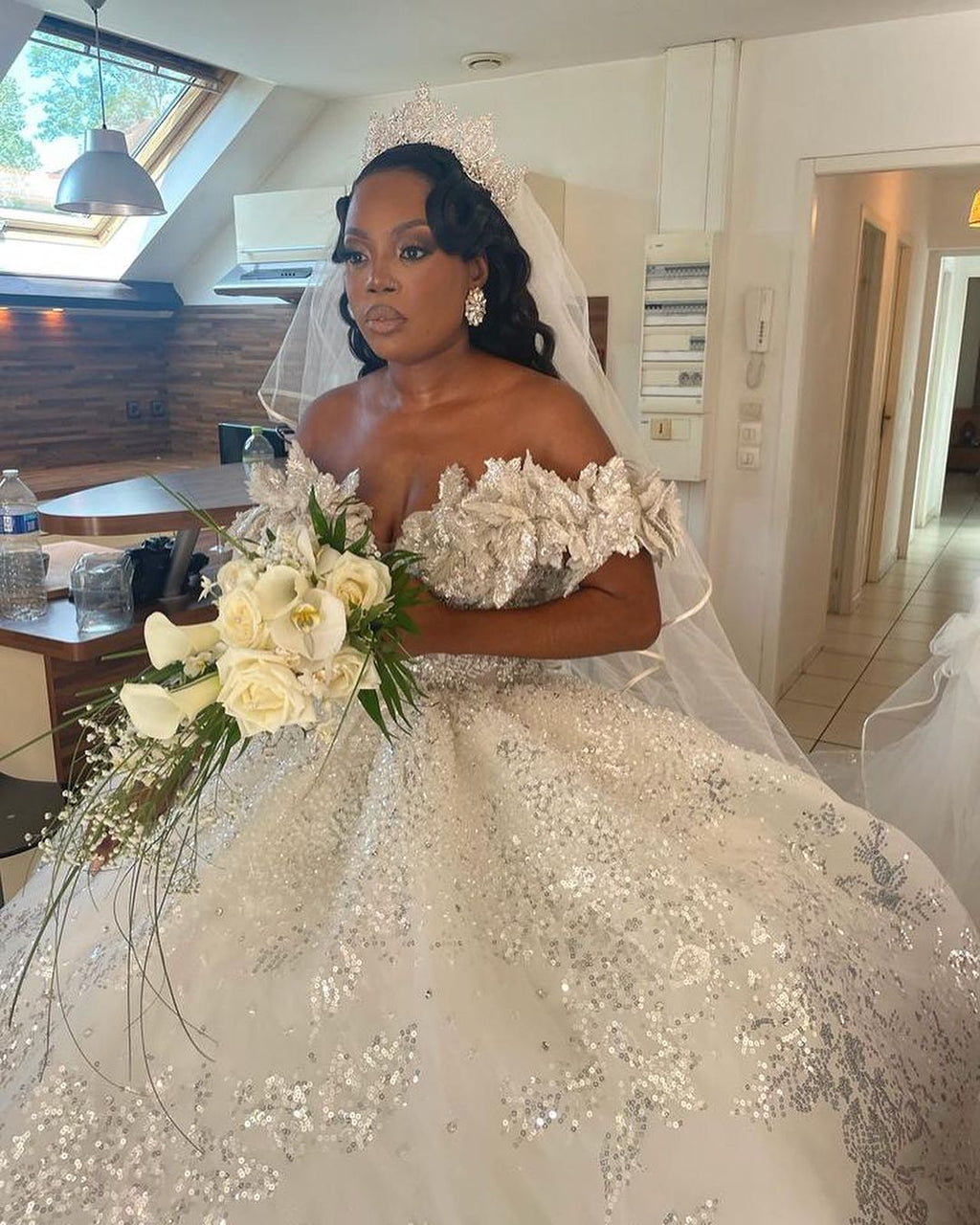 Abito da sposa lungo bianco lussuoso a linea ad A con pizzo e paillettes, scollatura a spalle scoperte