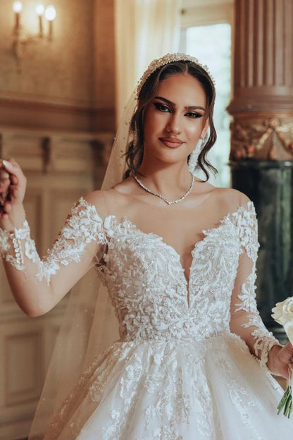 Luxuriöses langes weißes A-Linien-Brautkleid aus Tüllspitze mit U-Ausschnitt und Ärmeln