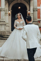 Robe de mariée luxueuse longue blanche en tulle et dentelle, coupe trapèze, col en U, avec manches