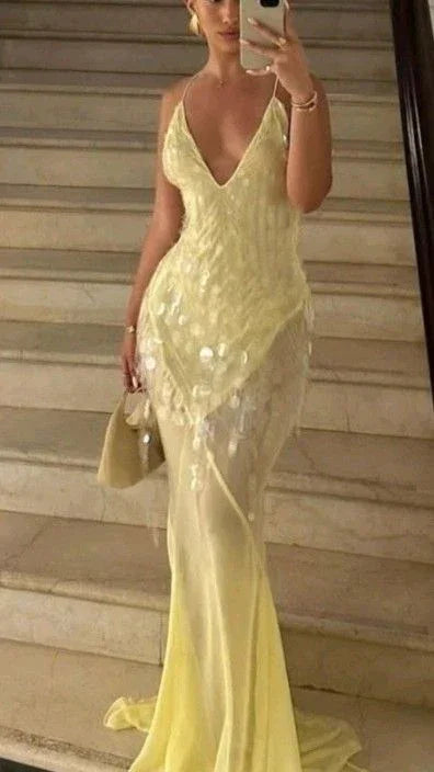 Abito da sera giallo in chiffon con scollo a V e coda a sirena, decorato con paillettes, modello Y7892