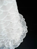 Abito lungo da sera elegante bianco con catena di perle e paillettes Y8670