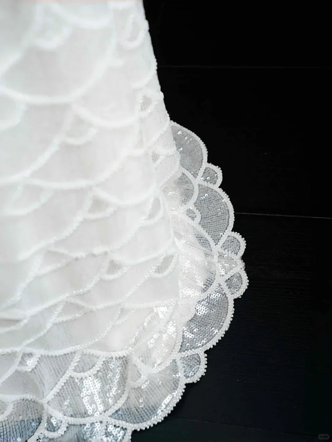Abito lungo da sera elegante bianco con catena di perle e paillettes Y8670