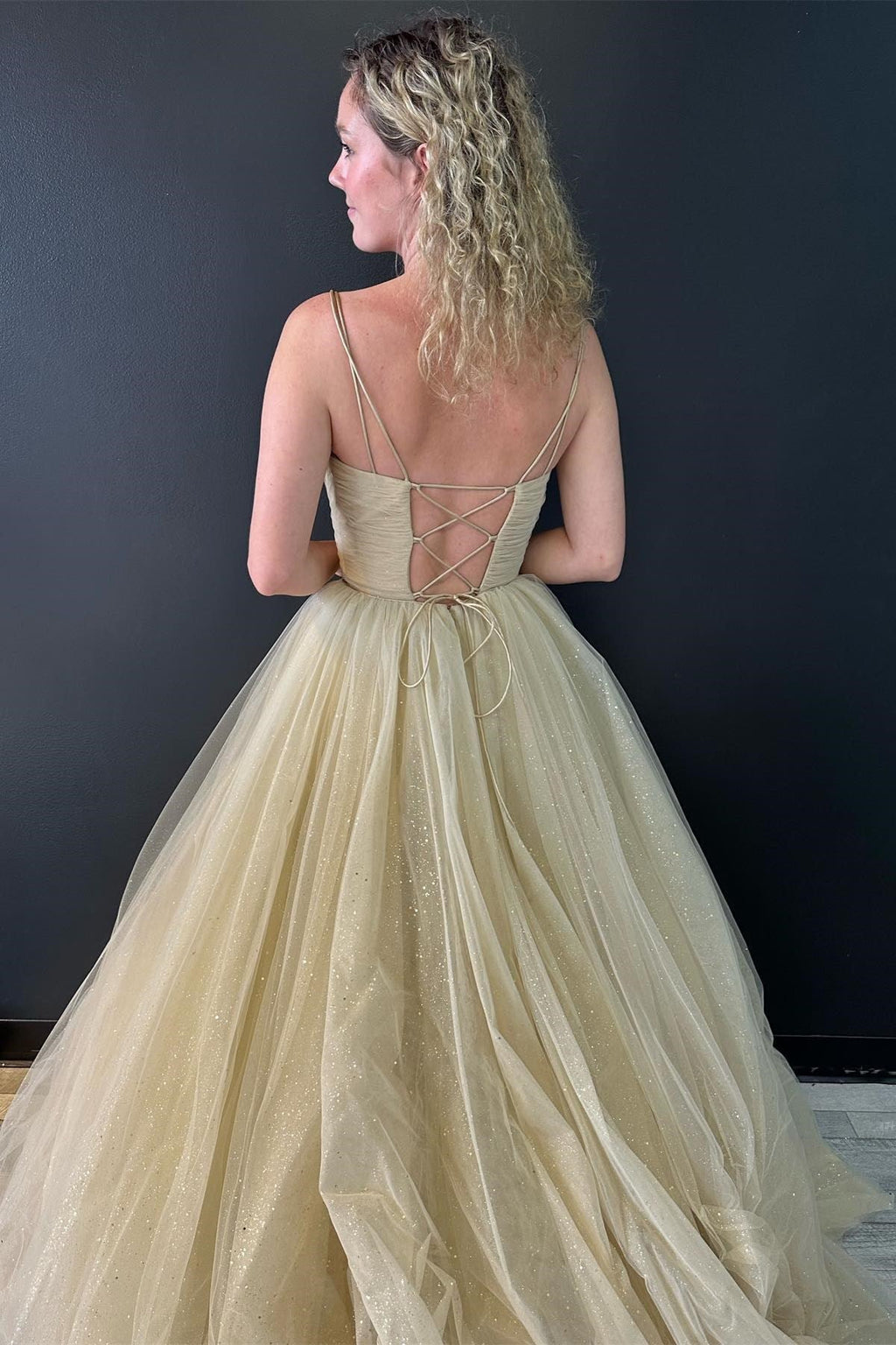 Robe de bal en tulle scintillant à encolure en V avec dos lacé
