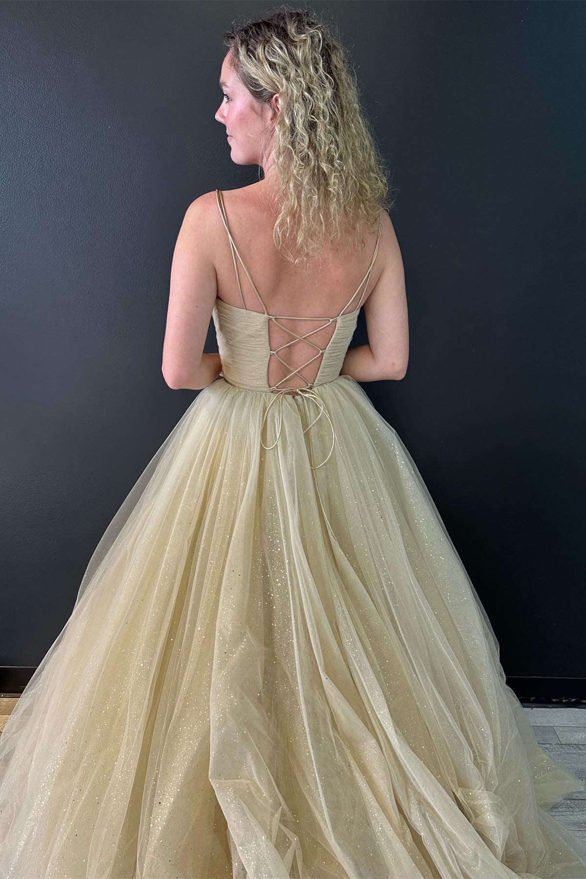 Robe de bal en tulle scintillant à encolure en V avec dos lacé