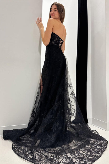 Vestido formal largo sin tirantes de encaje negro con cola incorporada