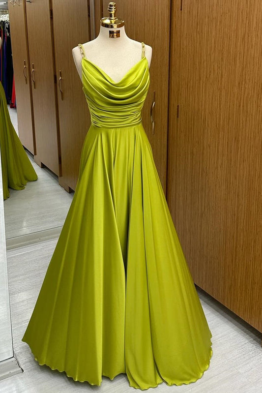 Vestido de fiesta largo verde oliva con escote vuelto y tirantes de cadena