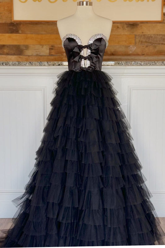 Vestido de fiesta largo negro sin tirantes con lazo y volantes con abertura