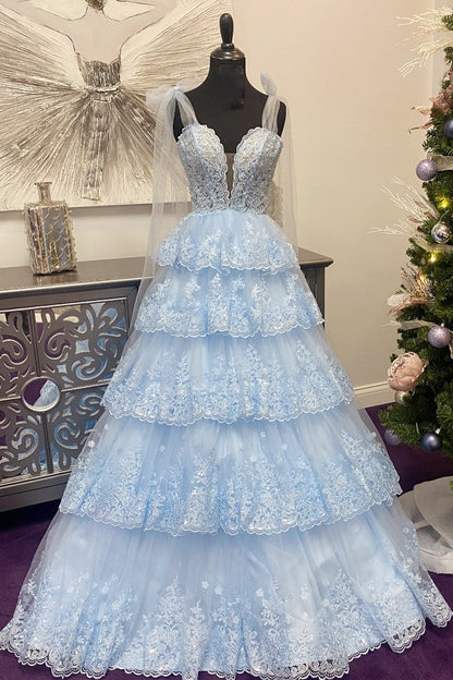 Langes Ballkleid mit Tüllapplikationen, Bindebändern und Rüschen