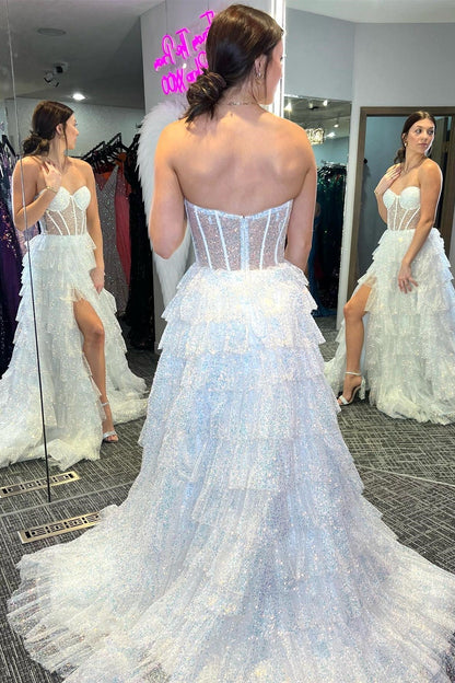 Langes Ballkleid mit Stufendesign, Korsett und Rüschen aus Glitzertüll und Schlitz