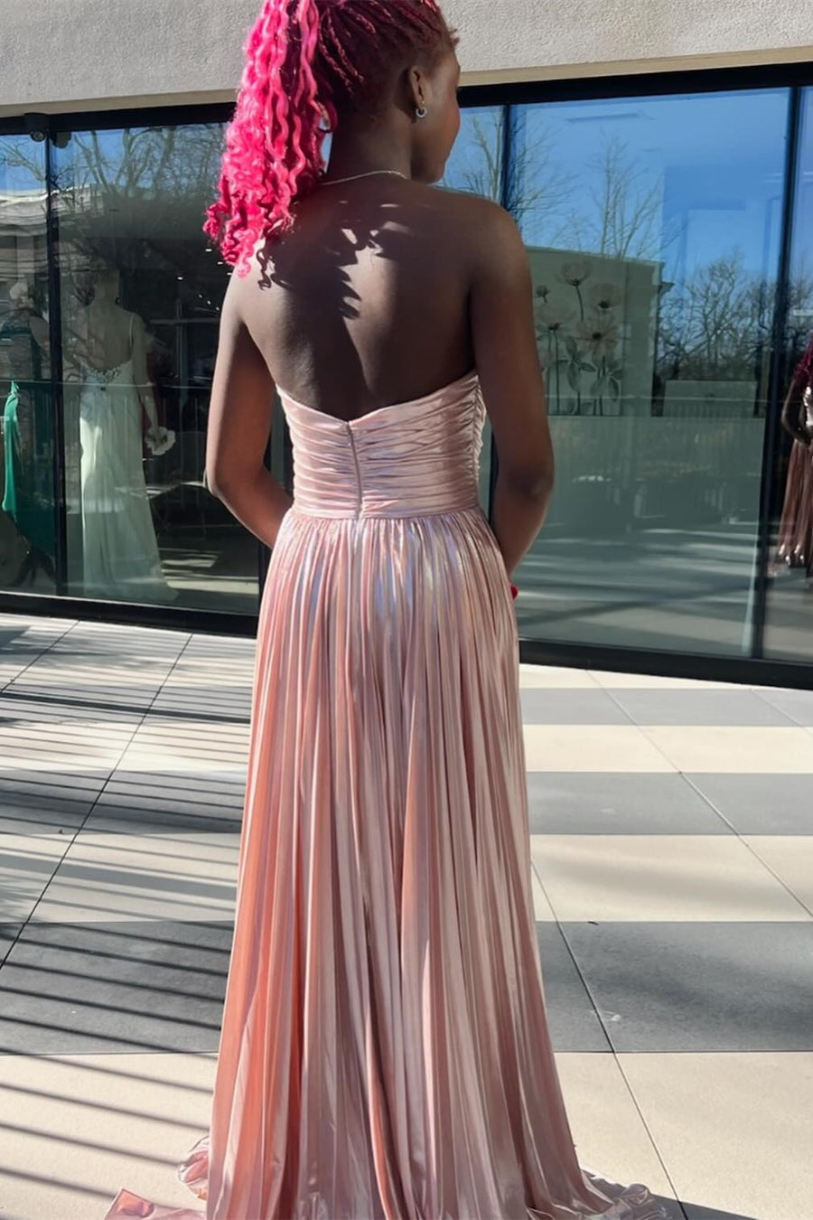 Vestidos de fiesta largos plisados de corte A sin tirantes y color verde metalizado