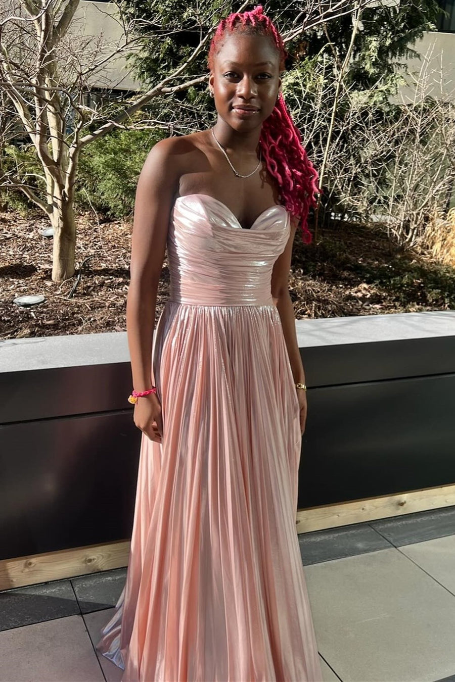 Abiti lunghi da cerimonia verdi metallizzati senza spalline, plissettati a linea ad A