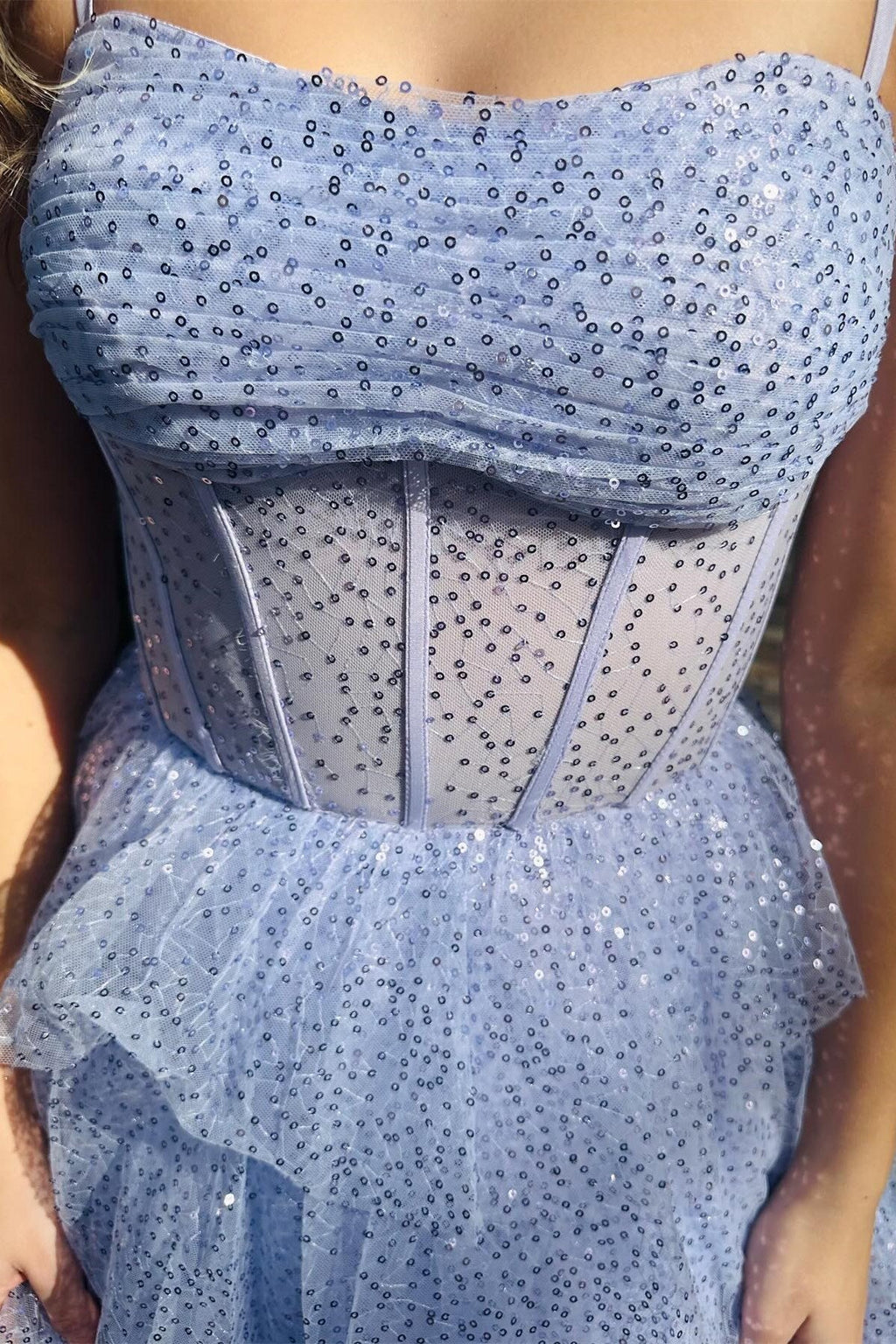 فستان سهرة طويل بطبقات متدرجة مزين بطبقات تول وخيوط لامعة من الخزامى