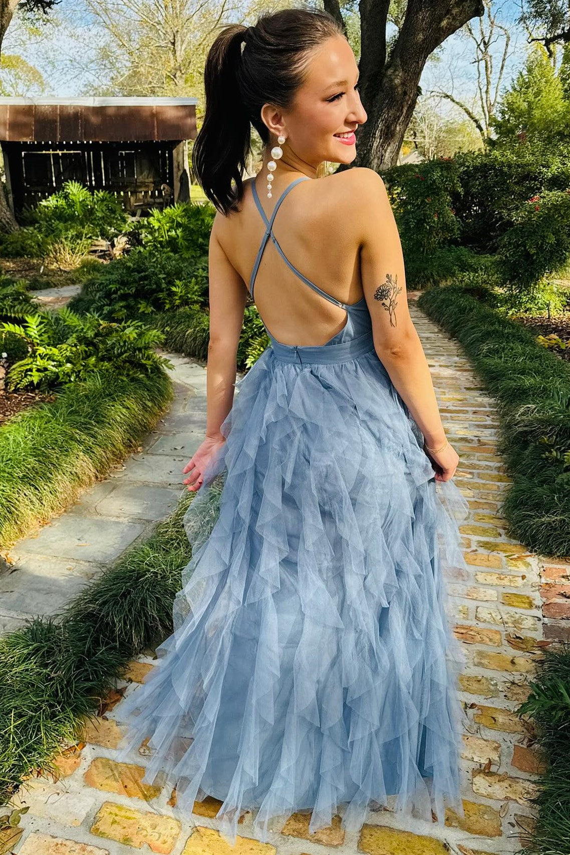 Vestido largo con volante en V en azul ahumado