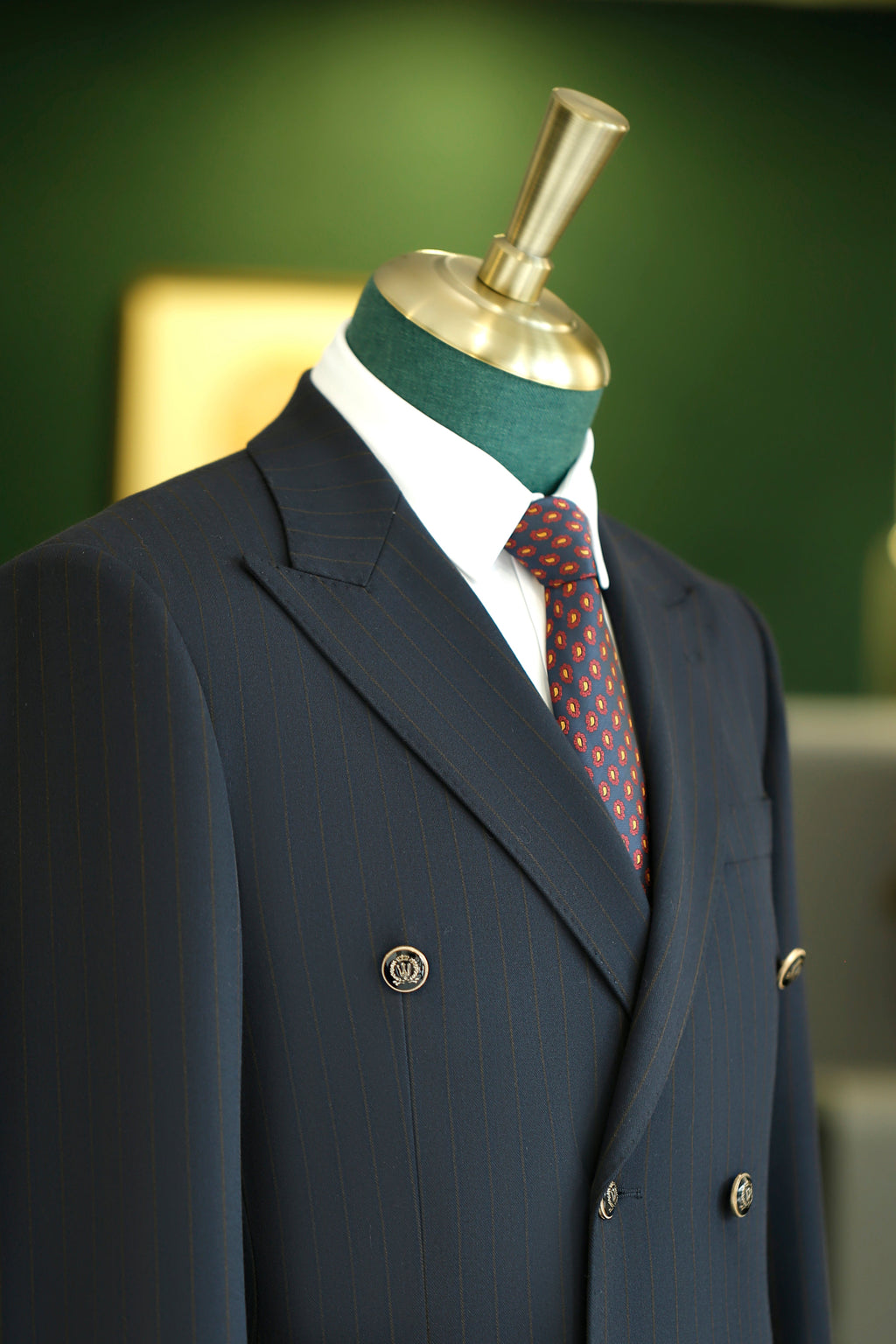 Traje de lana con raya diplomática azul marino de doble botonadura, confeccionado para novios formales y negocios