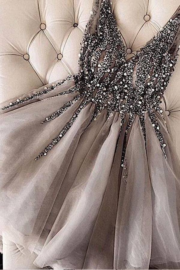 Abito corto grigio da cerimonia con scollo a V in tulle e paillettes incastonate affascinanti