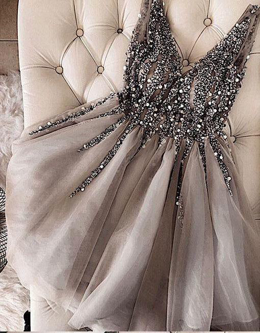 Abito corto grigio da cerimonia con scollo a V in tulle e paillettes incastonate affascinanti