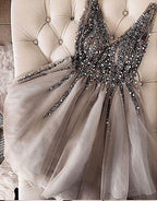 Abito corto grigio da cerimonia con scollo a V in tulle e paillettes incastonate affascinanti
