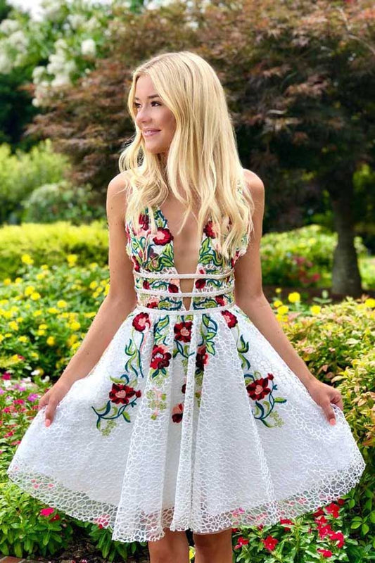 Schlichtes, kurzes weißes Homecoming-Kleid mit Spitze und V-Ausschnitt und Applikationen