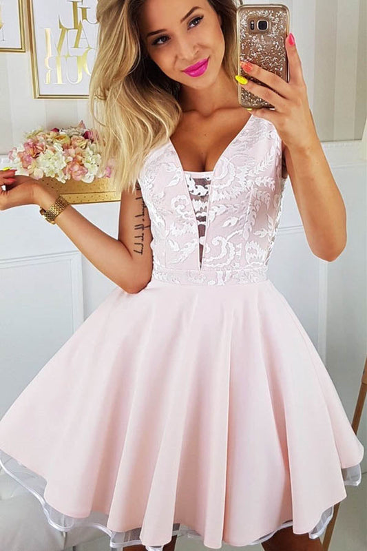 Minivestido de fiesta corto con escote en V y encaje rosa con apliques