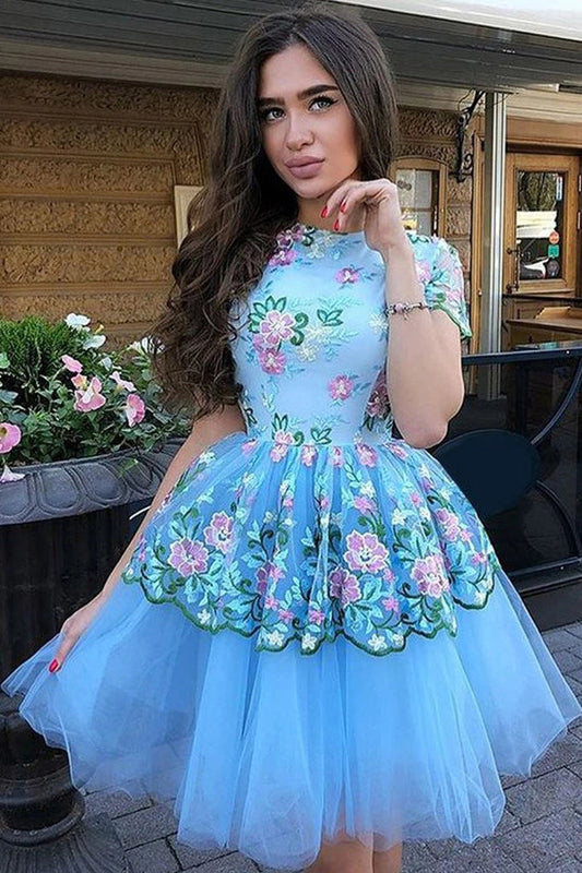 Süße blaue A-Linien-Heimkehrkleider aus Tüll mit Blumenmuster und kurzen Ärmeln
