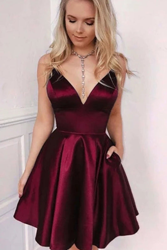 Kurzes A-Linien-Heimkehrkleid aus burgunderrotem Satin mit V-Ausschnitt und Taschen