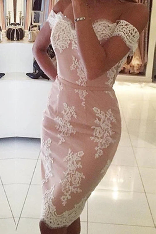Schulterfreies, figurbetontes Homecoming-Kleid mit Spitzenapplikationen und mittlerem Rücken