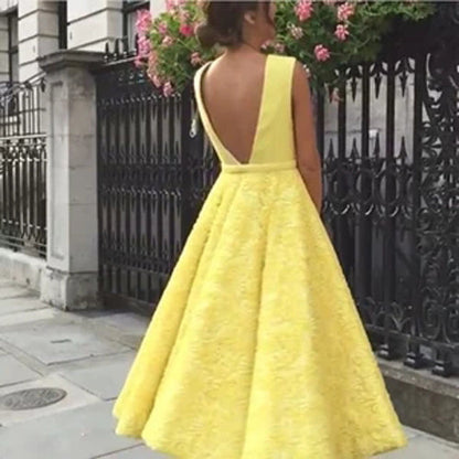 Heimkehrkleid mit tiefem V-Ausschnitt, süßes gelbes, knielanges Ballkleid aus Spitze