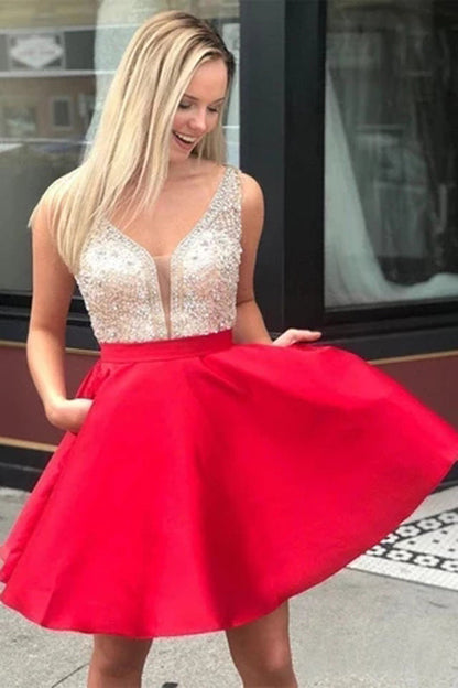 Rotes ärmelloses, rückenfreies Satin-Heimkehrkleid mit V-Ausschnitt und Perlenbesatz