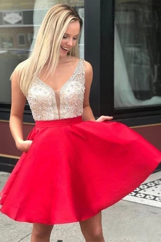 Rotes ärmelloses, rückenfreies Satin-Heimkehrkleid mit V-Ausschnitt und Perlenbesatz