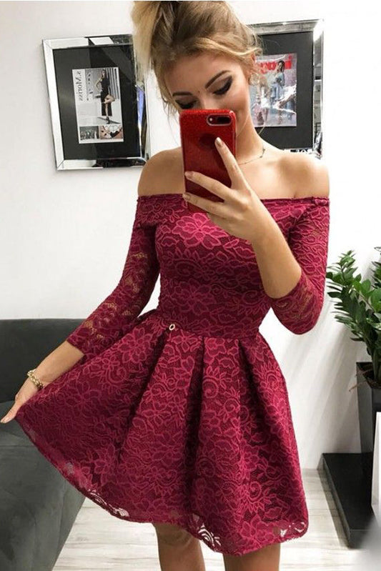 Vestido de fiesta de encaje burdeos con mangas largas y hombros descubiertos
