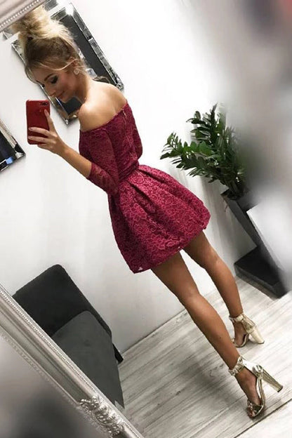 Vestido de fiesta de encaje burdeos con mangas largas y hombros descubiertos