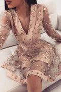 Robe mignonne rose à manches longues, col en V, au-dessus du genou, pour bal de rentrée avec fleurs