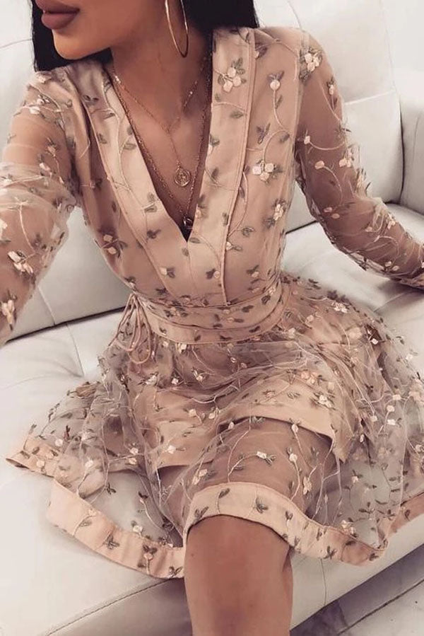 فساتين العودة إلى المنزل الوردي اللطيف بأكمام طويلة وياقة على شكل حرف V وطول فوق الركبة مزينة بالزهور