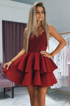 Carini vestiti corti bordeaux con scollo a V e spalline sottili sopra il ginocchio per il ritorno a casa