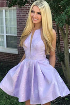 Geblümtes Homecoming-Kleid mit Tasche und Neckholder-Abschlusskleid