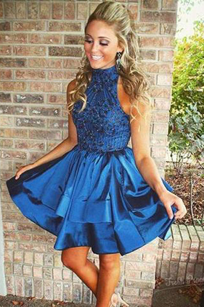 Vestido de fiesta corto elegante de satén con cuello alto y pedrería
