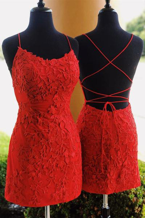 Abito corto rosso da festa con spalline sottili incrociate e pizzo, modello aderente