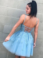 Abito da cerimonia azzurro chiaro in tulle con pizzo e spalline sottili, schiena scoperta