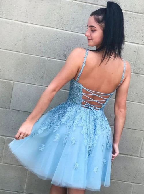 Abito da cerimonia azzurro chiaro in tulle con pizzo e spalline sottili, schiena scoperta