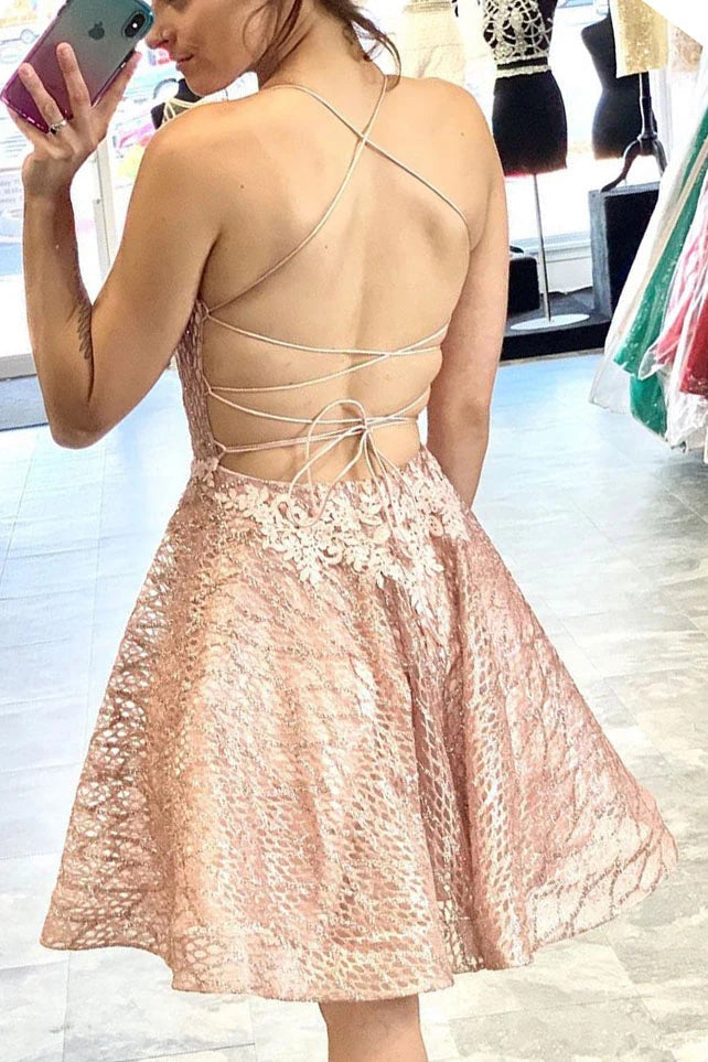 Vestido de fiesta corto de encaje con corte A y espalda cruzada