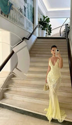 Abito da sera giallo in chiffon con scollo a V e coda a sirena, decorato con paillettes, modello Y7892