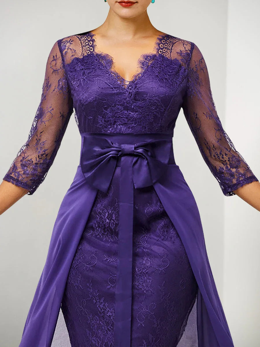 Etui-/Säulen-Spitzenkleid mit V-Ausschnitt für die Brautmutter mit Watteau-Schleppe